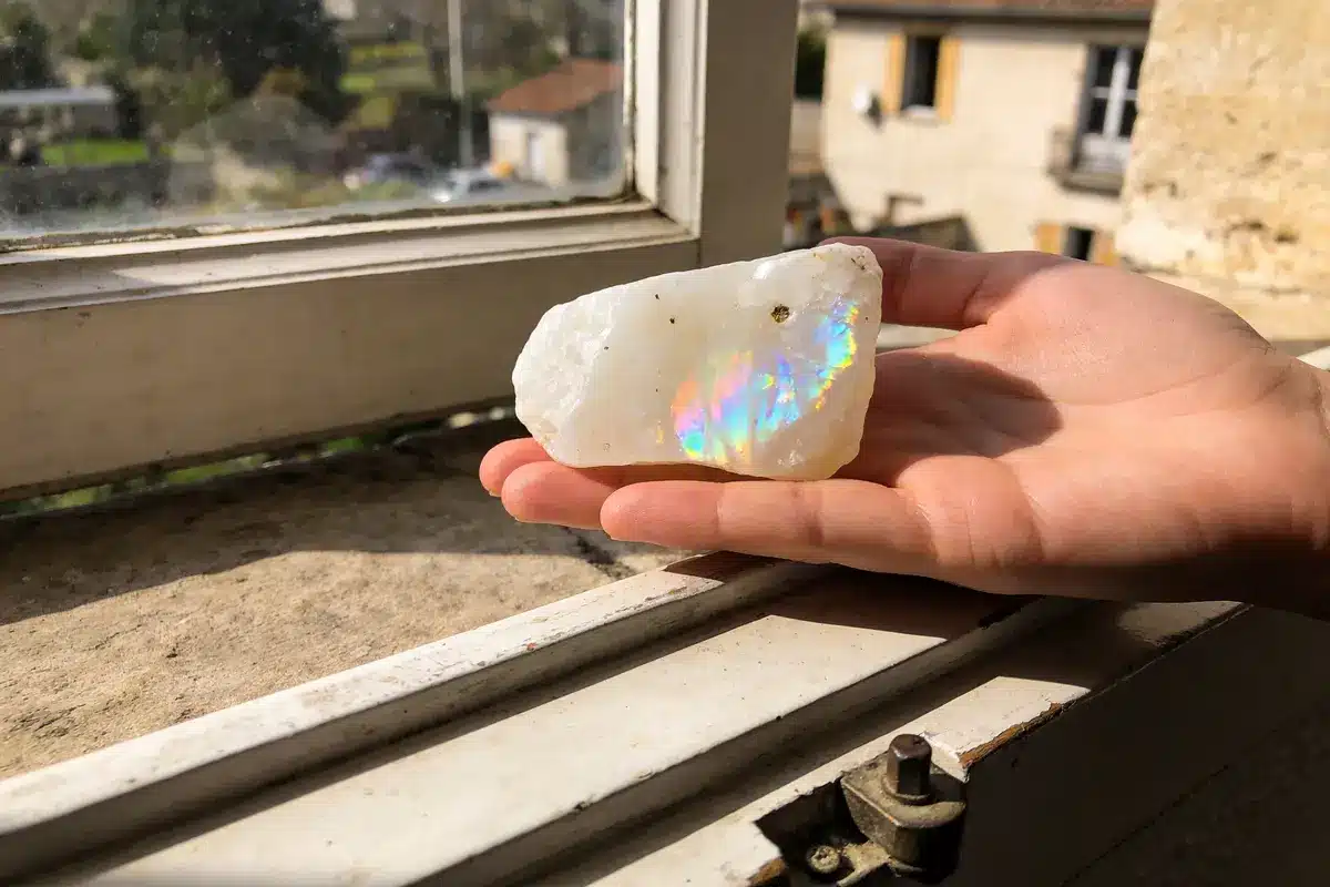 Opale : Découvrez ses vertus et bienfaits inattendus !