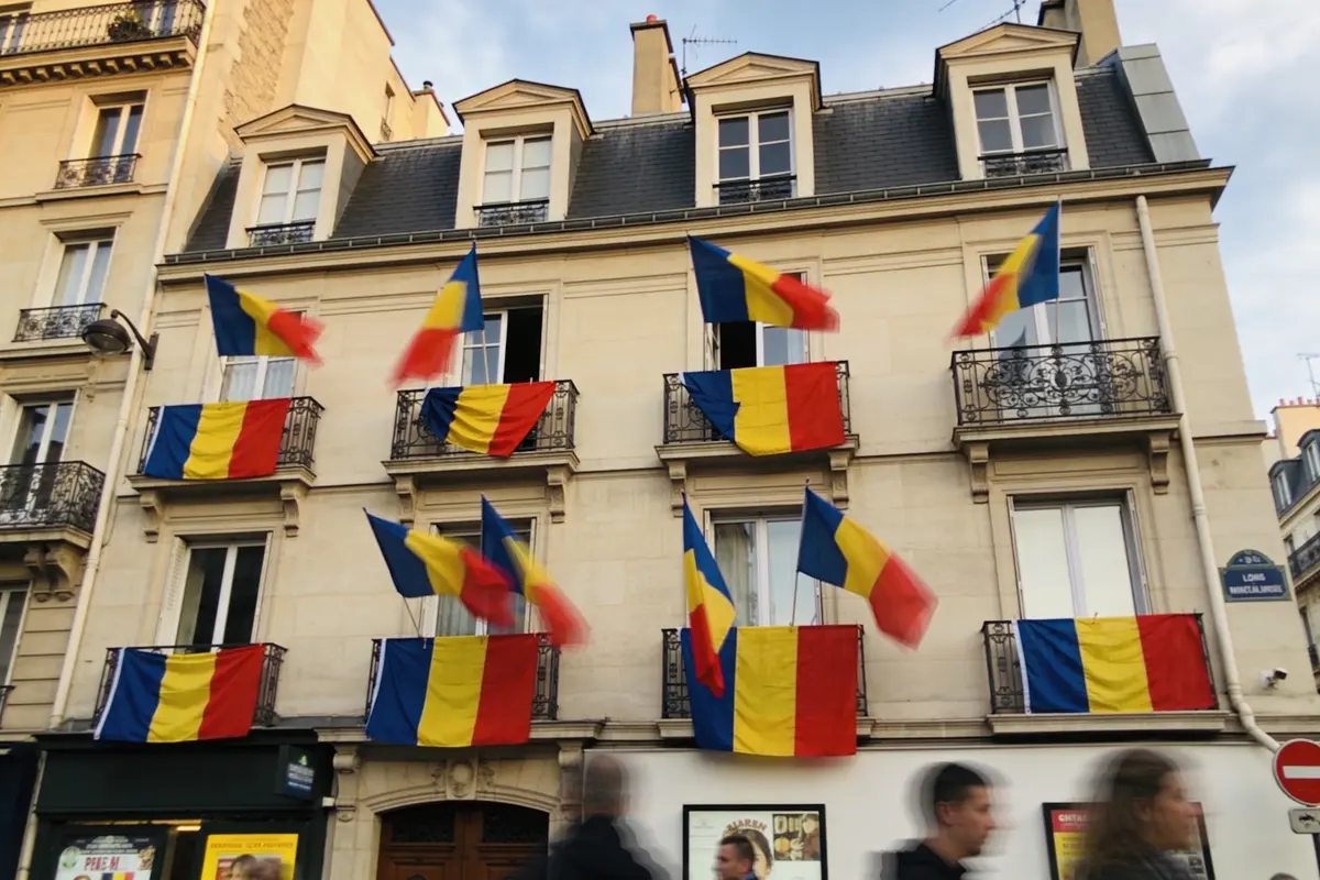 Drapeau bleu jaune rouge : Quels pays le portent ?