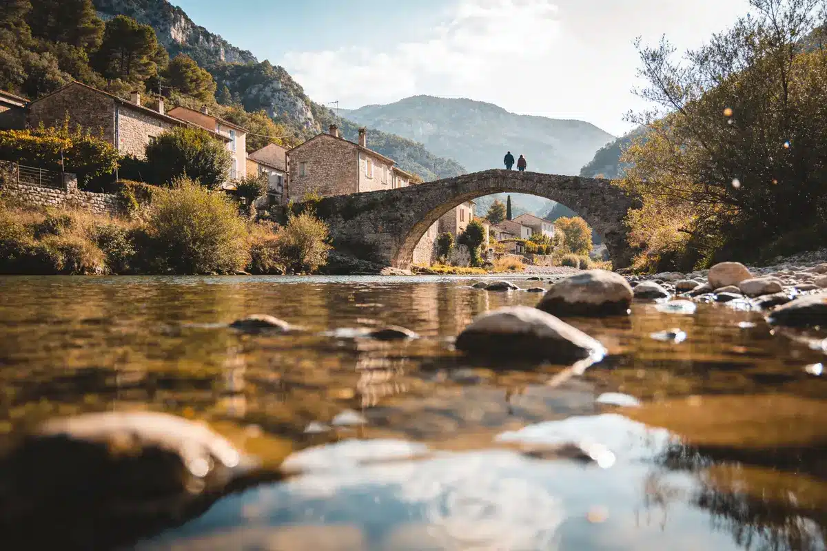 Découvrez Pont de Barret : Balades, baignades et visites !